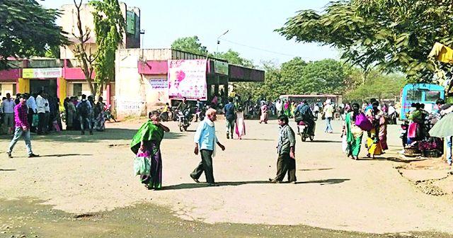 Passengers' confusion due to online reservation of tickets | तिकिटांच्या आॅनलाईन आरक्षणामुळे प्रवाशांमध्ये गोंधळ Passengers' confusion due to online reservation of tickets | तिकिटांच्या आॅनलाईन आरक्षणामुळे प्रवाशांमध्ये गोंधळ