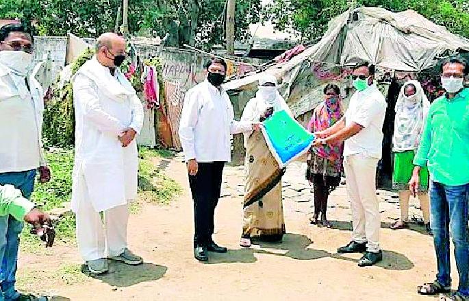 The NCP came to the rescue in the Corona crisis | कोरोना संकटात मदतीला धावून आली राष्ट्रवादी काँग्रेस