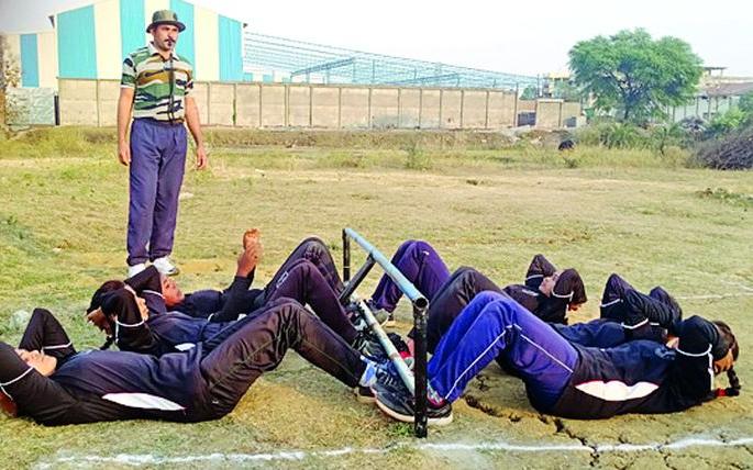 The ex-soldier gave strength to the wings of youth | माजी सैनिकाने दिले तरुणाईच्या पंखाना बळ The ex-soldier gave strength to the wings of youth | माजी सैनिकाने दिले तरुणाईच्या पंखाना बळ