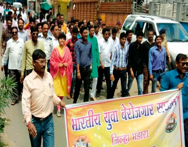 The unemployed youth came to the collector's office | बेरोजगार युवक धडकले जिल्हाधिकारी कार्यालयावर