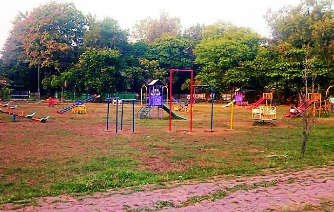 Trees dried up in the park, and toys were broken | उद्यानात झाडे वाळली, खेळणीही तुटली Trees dried up in the park, and toys were broken | उद्यानात झाडे वाळली, खेळणीही तुटली