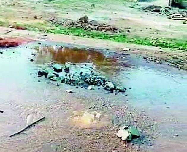 Thousands of liters of water on the streets | हजारो लिटर पाणी रस्त्यावर Thousands of liters of water on the streets | हजारो लिटर पाणी रस्त्यावर