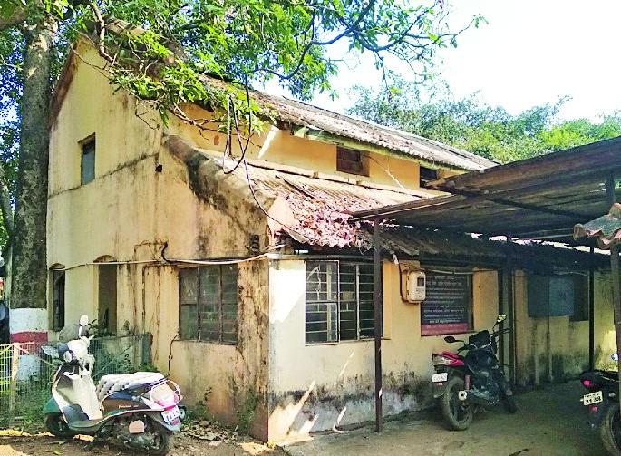 Irrigation in a dilapidated building | जीर्ण इमारतीत पाटबंधारेचा कारभार