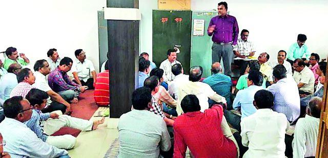 Tackle with the administration for the welfare of teachers | शिक्षकांच्या हितासाठी प्रशासनाशी भांडणार Tackle with the administration for the welfare of teachers | शिक्षकांच्या हितासाठी प्रशासनाशी भांडणार