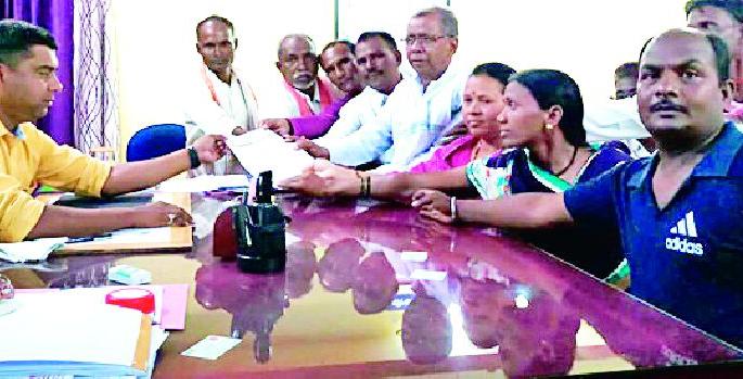 Fishermen's Front at the Mohali Tehsil office | मोहाडी तहसील कार्यालयावर मासेमारांचा मोर्चा Fishermen's Front at the Mohali Tehsil office | मोहाडी तहसील कार्यालयावर मासेमारांचा मोर्चा