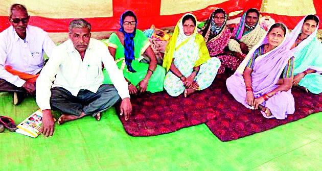 Women's forest workers fasting | महिला वनकामगारांचे उपोषण सुरू Women's forest workers fasting | महिला वनकामगारांचे उपोषण सुरू