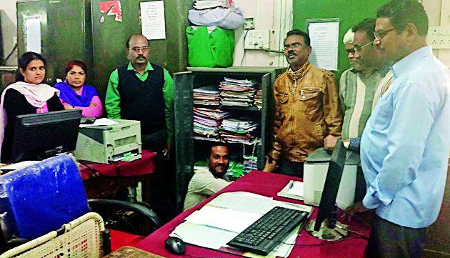 Planking of suspended cupboards | निलंबित पडारेंच्या कपाटांचा पंचनामा Planking of suspended cupboards | निलंबित पडारेंच्या कपाटांचा पंचनामा