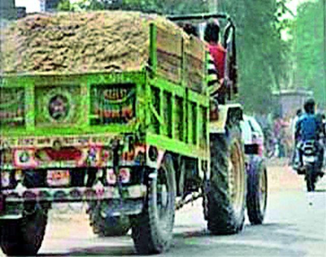 Attempt to crush sub-divisional officers | उपविभागीय अधिकाऱ्यांना चिरडण्याचा प्रयत्न