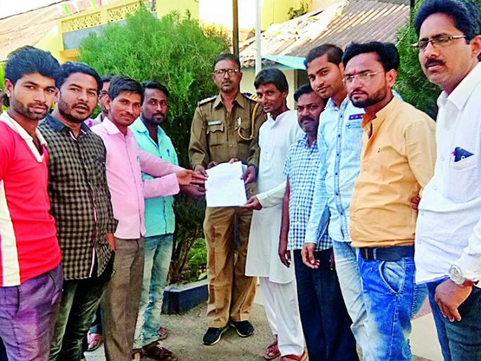 At the hands of a farmer widow inaugurate the gathering | मेळाव्याचे उद्घाटन शेतकरी विधवेच्या हस्ते करा At the hands of a farmer widow inaugurate the gathering | मेळाव्याचे उद्घाटन शेतकरी विधवेच्या हस्ते करा