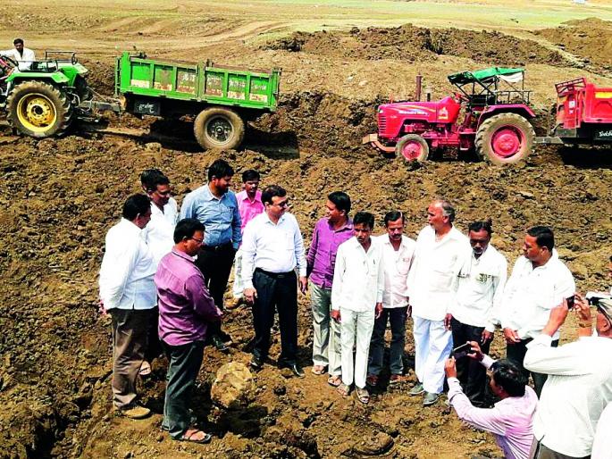 Responding to 'slurry shimmers', collector-cum-work surveyed | ‘गाळयुक्त शिवार’ला प्रतिसाद, जिल्हाधिका-यांनी केली कामाची पाहणी Responding to 'slurry shimmers', collector-cum-work surveyed | ‘गाळयुक्त शिवार’ला प्रतिसाद, जिल्हाधिका-यांनी केली कामाची पाहणी