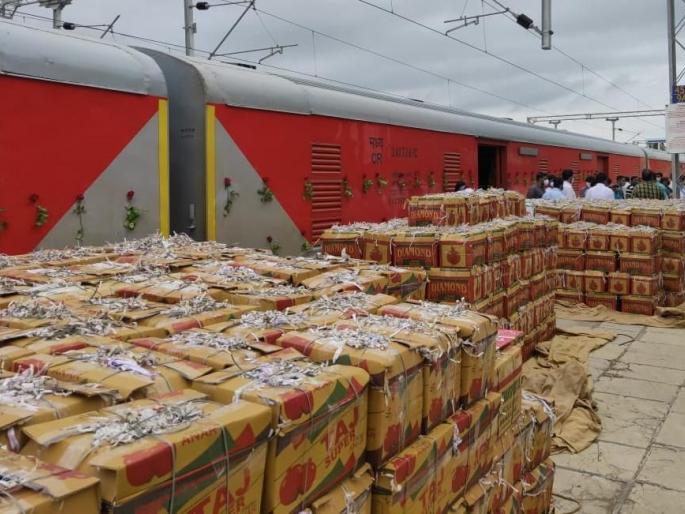 Kisan is arriving by train | किसान रेल्वेमधून पोहचतोय देशभरात डाळिंबाचा गोडवा