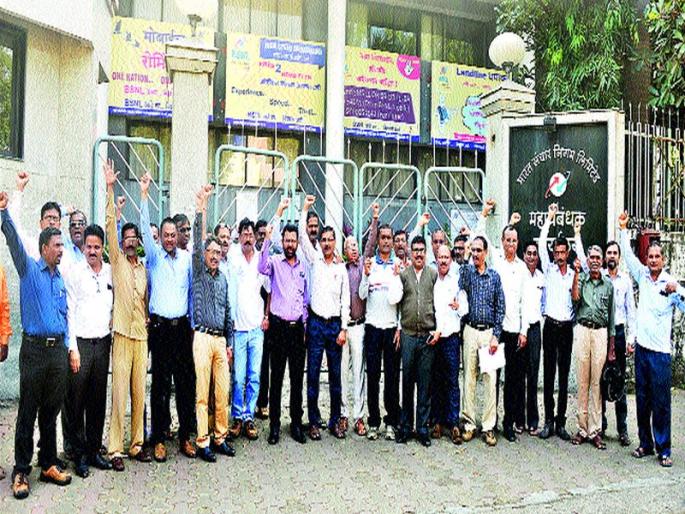 BSNL employees blocked: All the work done from the customer service center due to the strike, the general managers 'blockade' | बीएसएनएल कर्मचाºयांनी रोखले : संपामुळे ग्राहक सेवा केंद्रापासून सर्व कामे ठप्प महाप्रबंधकांना ‘कार्यालयबंदी’ BSNL employees blocked: All the work done from the customer service center due to the strike, the general managers 'blockade' | बीएसएनएल कर्मचाºयांनी रोखले : संपामुळे ग्राहक सेवा केंद्रापासून सर्व कामे ठप्प महाप्रबंधकांना ‘कार्यालयबंदी’