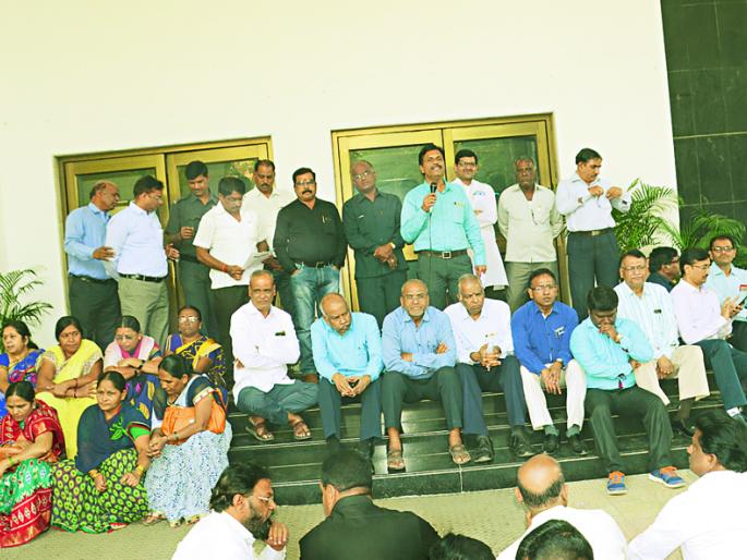 Start of business of BSNL employees | बीएसएनएल कर्मचा-यांचा संप सुरू Start of business of BSNL employees | बीएसएनएल कर्मचा-यांचा संप सुरू