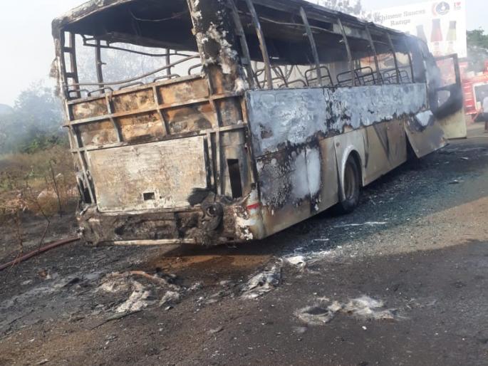 Private bus burnt to ashes | खासगी बस आगीत जळून खाक Private bus burnt to ashes | खासगी बस आगीत जळून खाक