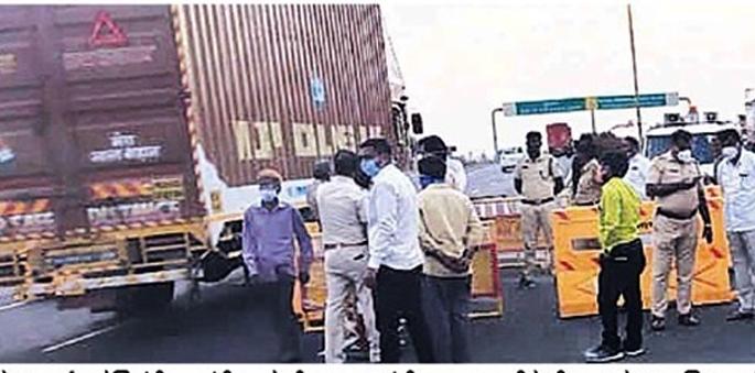 Strict restrictions; There will be blockades in five places in the state and 23 places in Solapur district | कडक निर्बंध; राज्याच्या पाच तर सोलापूर जिल्ह्याच्या २३ ठिकाणी असणार नाकाबंदी Strict restrictions; There will be blockades in five places in the state and 23 places in Solapur district | कडक निर्बंध; राज्याच्या पाच तर सोलापूर जिल्ह्याच्या २३ ठिकाणी असणार नाकाबंदी