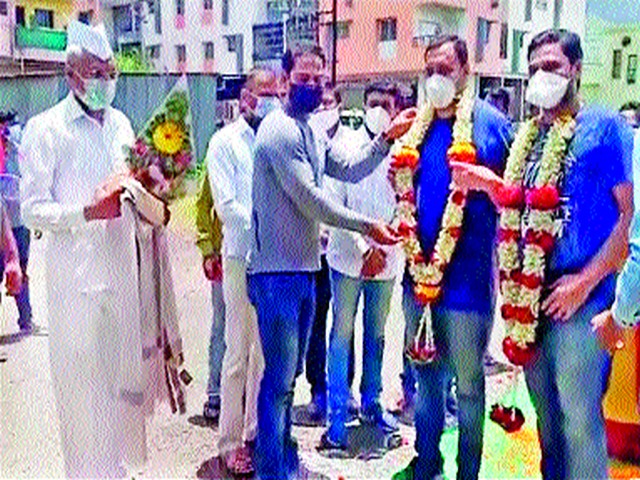 A pat on the back of a health worker | आरोग्य कर्मचाऱ्यांच्या पाठीवर थाप A pat on the back of a health worker | आरोग्य कर्मचाऱ्यांच्या पाठीवर थाप