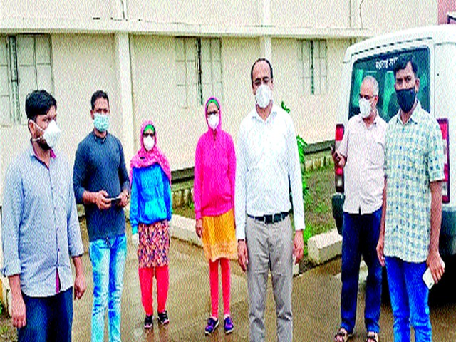 Officers visit Kovid Center at Pimpri | पिंप्री येथील कोविड सेंटरला अधिकाऱ्यांची भेट Officers visit Kovid Center at Pimpri | पिंप्री येथील कोविड सेंटरला अधिकाऱ्यांची भेट