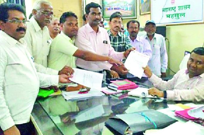 Give back the encroached land in the idol area too | मूर्ती परिसरातील अतिक्रमित जमिनीलाही मोबदला द्या Give back the encroached land in the idol area too | मूर्ती परिसरातील अतिक्रमित जमिनीलाही मोबदला द्या