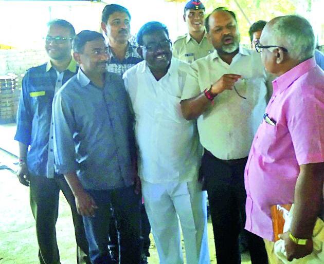 The need for youth to take initiative in milk business | दूध व्यवसायात युवकांनी स्वत: पुढाकार घेण्याची गरज The need for youth to take initiative in milk business | दूध व्यवसायात युवकांनी स्वत: पुढाकार घेण्याची गरज