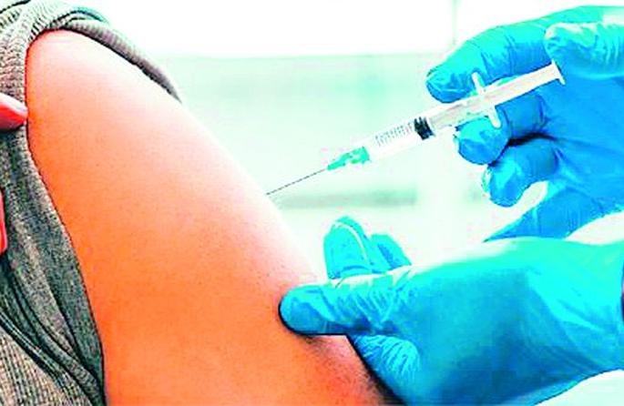 One lakh nine thousand seniors are waiting for the second dose | एक लाख नऊ हजार ज्येष्ठांची दुसऱ्या डोससाठी ताटकळ One lakh nine thousand seniors are waiting for the second dose | एक लाख नऊ हजार ज्येष्ठांची दुसऱ्या डोससाठी ताटकळ