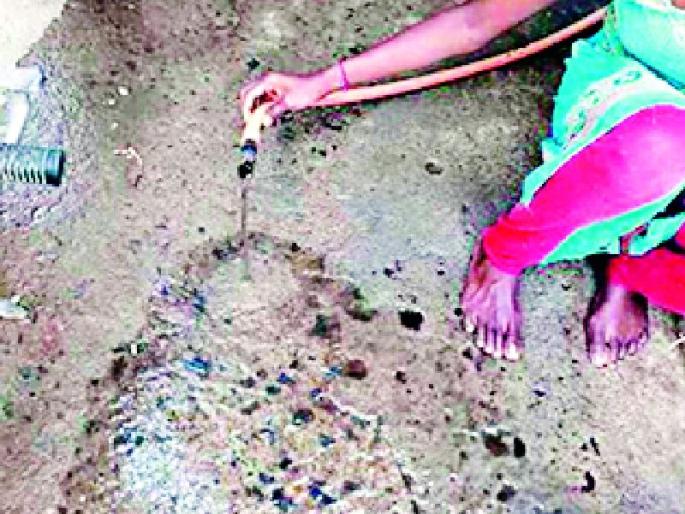 Citizens illness with contaminated water in Sonegaon harness | सोनेगाव बेगडेतील दूषित पाण्याने नागरिकांना आजार Citizens illness with contaminated water in Sonegaon harness | सोनेगाव बेगडेतील दूषित पाण्याने नागरिकांना आजार