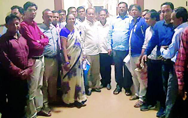 For the wages, the education officers will be deployed | वेतनासाठी शिक्षणाधिकाऱ्यांना घेराव