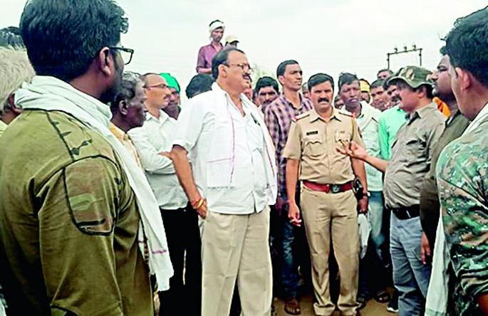 ... finally the forest officials bowed before the villagers! | ...अखेर गावकऱ्यांसमोर वनाधिकारी नमलेच ! ... finally the forest officials bowed before the villagers! | ...अखेर गावकऱ्यांसमोर वनाधिकारी नमलेच !