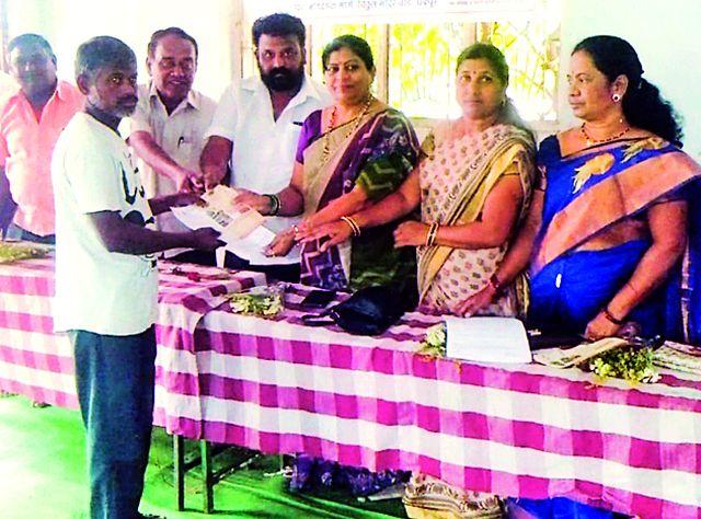 Workers should take advantage of the schemes | कामगारांनी योजनांचा लाभ घ्यावा Workers should take advantage of the schemes | कामगारांनी योजनांचा लाभ घ्यावा