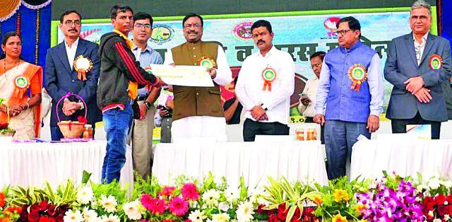 Support for the self-employed trainees | स्वयंरोजगारासाठी प्रशिक्षणार्थ्यांना आधार Support for the self-employed trainees | स्वयंरोजगारासाठी प्रशिक्षणार्थ्यांना आधार