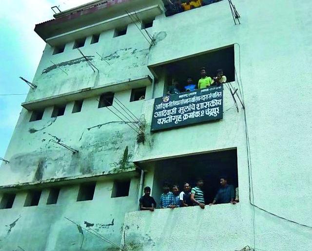 Adivasi hostels get their own building | आदिवासी वसतिगृहांना मिळेना स्वत:ची इमारत