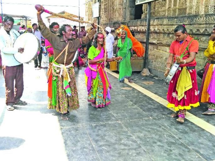 Grandmother's granddaughter goes for Mahakali Yatra | महाकाली यात्रेसाठी भाविकांचे जत्थे चंद्रपुरात Grandmother's granddaughter goes for Mahakali Yatra | महाकाली यात्रेसाठी भाविकांचे जत्थे चंद्रपुरात