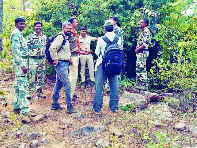 Five cages planted for attacker leopard | हल्लेखोर बिबट्यासाठी लावले पाच पिंजरे Five cages planted for attacker leopard | हल्लेखोर बिबट्यासाठी लावले पाच पिंजरे