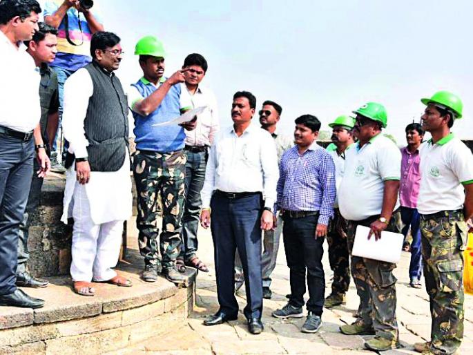 Review of the Eco-Pro Fort Cleanliness by the Guardian Minister | इको-प्रोच्या किल्ला स्वच्छतेचा पालकमंत्र्यांकडून आढावा Review of the Eco-Pro Fort Cleanliness by the Guardian Minister | इको-प्रोच्या किल्ला स्वच्छतेचा पालकमंत्र्यांकडून आढावा