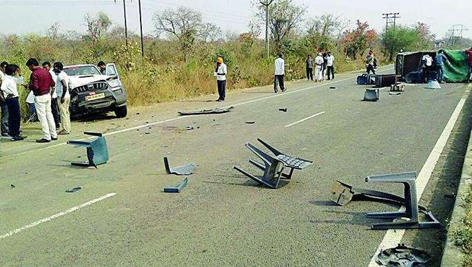 The Deputy Collector's vehicle was hit by the vehicle | उपजिल्हाधिकाऱ्यांचे वाहन मालवाहू वाहनाला धडकले The Deputy Collector's vehicle was hit by the vehicle | उपजिल्हाधिकाऱ्यांचे वाहन मालवाहू वाहनाला धडकले