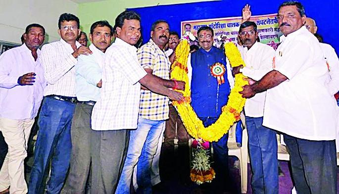 Give autorickshaw drivers home on short-term basis | आॅटोरिक्षा चालकांना अल्पदरात घरे देणार Give autorickshaw drivers home on short-term basis | आॅटोरिक्षा चालकांना अल्पदरात घरे देणार