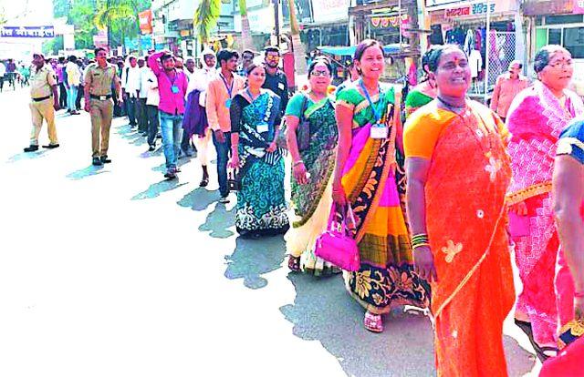 The victims of the Wakeley project collapse | वेकोलि प्रकल्पग्रस्तांची धडक The victims of the Wakeley project collapse | वेकोलि प्रकल्पग्रस्तांची धडक