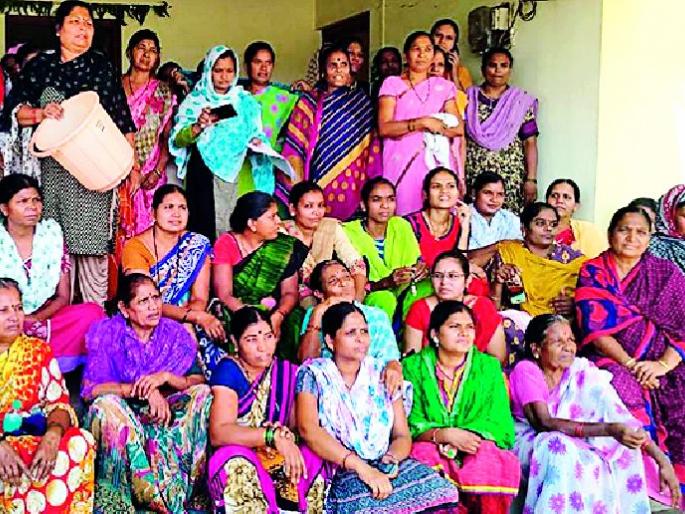To circumvent women contracts for water | पाण्यासाठी महिलांचा कंत्राटदाराला घेराव To circumvent women contracts for water | पाण्यासाठी महिलांचा कंत्राटदाराला घेराव