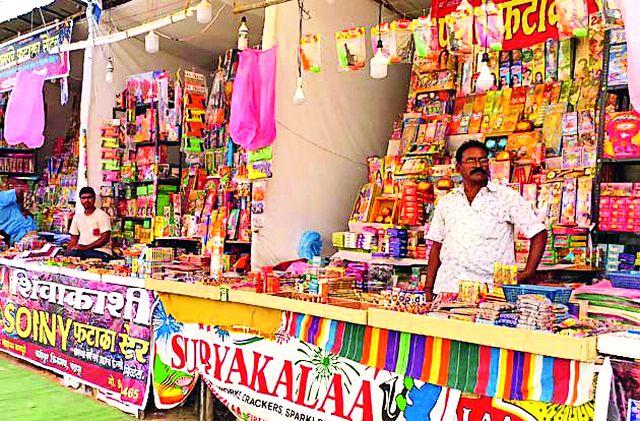 This year, the sales of crackers declined by 50 percent in the district | जिल्ह्यात यंदा फटाके विक्रीत ५० टक्क्यांनी घट This year, the sales of crackers declined by 50 percent in the district | जिल्ह्यात यंदा फटाके विक्रीत ५० टक्क्यांनी घट