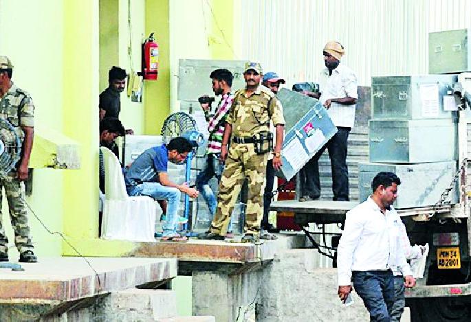 Lok Sabha Election 2019; EVM machine seal in Strangroom | Lok Sabha Election 2019; स्ट्राँगरुमध्ये ईव्हीएम मशीन सील Lok Sabha Election 2019; EVM machine seal in Strangroom | Lok Sabha Election 2019; स्ट्राँगरुमध्ये ईव्हीएम मशीन सील