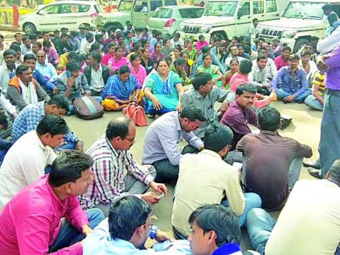 Stabilizer of computer operators to honor | मानधनासाठी संगणक परिचालकांचा ठिय्या Stabilizer of computer operators to honor | मानधनासाठी संगणक परिचालकांचा ठिय्या