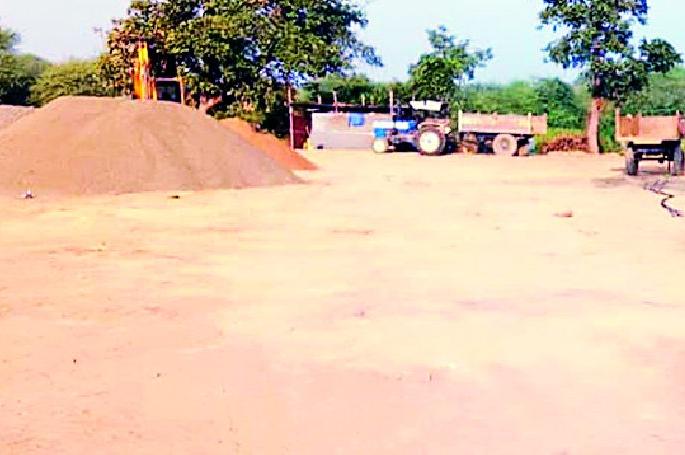 Protected forest slaughter for bonds | बंधाऱ्यासाठी संरक्षित वनाची कत्तल