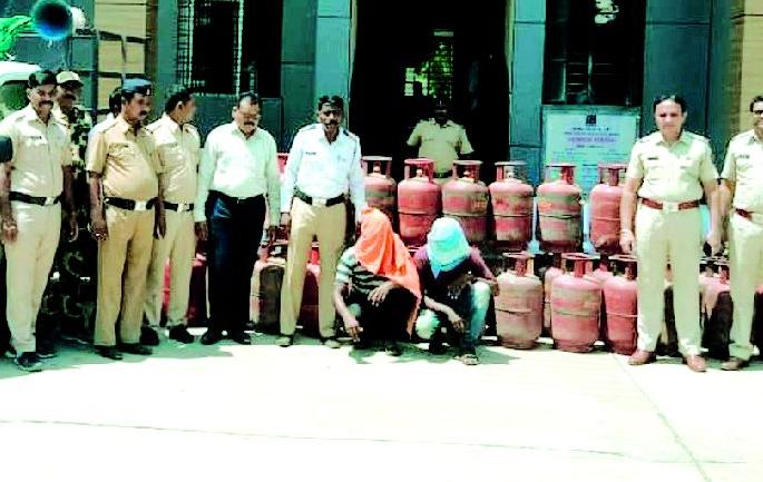 Illegal sale of cylinders, both arrested and arrested | सिलिंडरची अवैध विक्री, दोघांना अटक Illegal sale of cylinders, both arrested and arrested | सिलिंडरची अवैध विक्री, दोघांना अटक