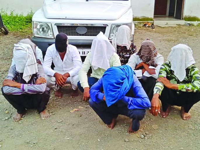 Raid on Gambling; Nine men were arrested, including two women | वरली अड्ड्यावर छापा; दोन महिलांसह नऊ जणाना अटक Raid on Gambling; Nine men were arrested, including two women | वरली अड्ड्यावर छापा; दोन महिलांसह नऊ जणाना अटक