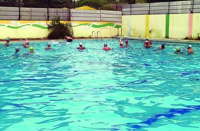 The joy of swimming in a Winter | गारठलेल्या वातावरणातही पोहण्याचा आनंद! The joy of swimming in a Winter | गारठलेल्या वातावरणातही पोहण्याचा आनंद!