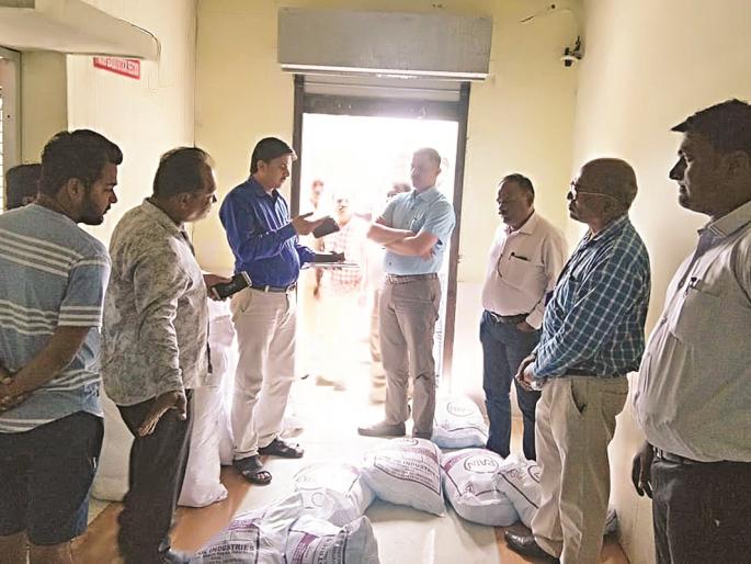 Action on water pouches factory in Akola | पाणी पाउचच्या कारखान्यावर मनपासह प्रदूषण नियंत्रण मंडळाची कारवाई Action on water pouches factory in Akola | पाणी पाउचच्या कारखान्यावर मनपासह प्रदूषण नियंत्रण मंडळाची कारवाई