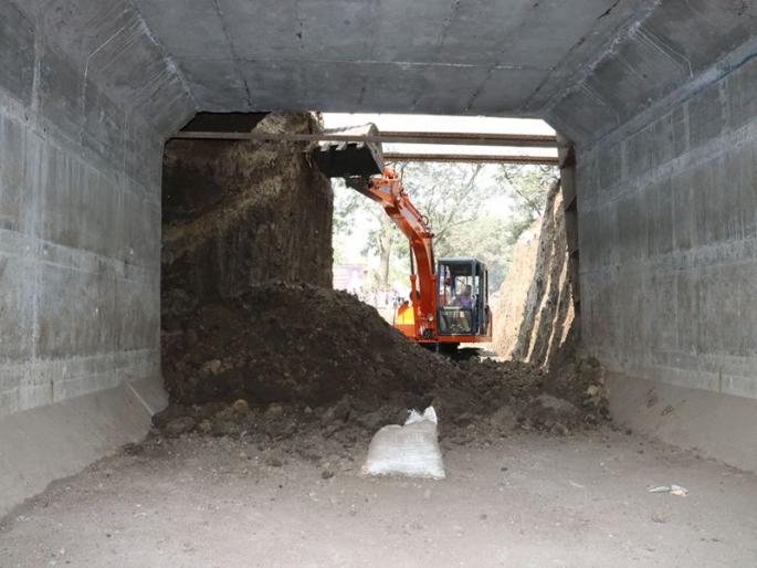 Pimprala railway get in Jalgaon has become a traffic jam | जळगावातील पिंप्राळा रेल्वे गेटजवळ वाहतूकीची कोंडी कायम Pimprala railway get in Jalgaon has become a traffic jam | जळगावातील पिंप्राळा रेल्वे गेटजवळ वाहतूकीची कोंडी कायम