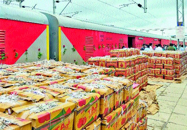 The 'redness' of pomegranate has reached North India | डाळिंबाची ‘लाली’ पोहोचली उत्तर भारतात The 'redness' of pomegranate has reached North India | डाळिंबाची ‘लाली’ पोहोचली उत्तर भारतात