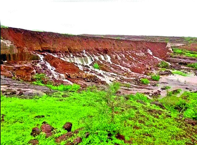 A dam built by a census in Sakor! | साकोऱ्यात लोकवर्गणीतून बांधलेला बंधारा फुटला ! A dam built by a census in Sakor! | साकोऱ्यात लोकवर्गणीतून बांधलेला बंधारा फुटला !
