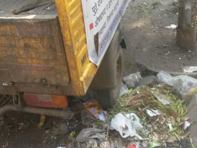 Satara: Two malls lost in Karagaga-Vangi road, mourning in taluka, mourning over wrestling area | सातारा : अजब स्वच्छता, घंटागाडीत नव्हे... चाकाखाली कचरा, स्वच्छ-सुंदर सातारा उपक्रमालाच पालिकेकडून हरताळ Satara: Two malls lost in Karagaga-Vangi road, mourning in taluka, mourning over wrestling area | सातारा : अजब स्वच्छता, घंटागाडीत नव्हे... चाकाखाली कचरा, स्वच्छ-सुंदर सातारा उपक्रमालाच पालिकेकडून हरताळ