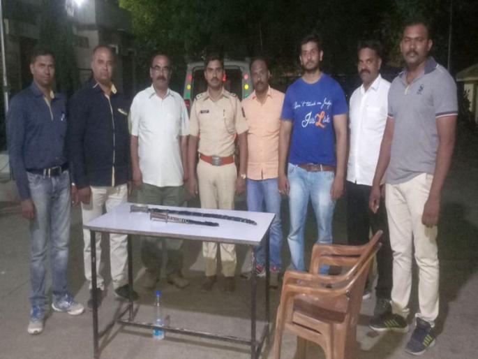 Two swords caught by city police | शहर पोलिसांनी पकडल्या दोन तलवारी Two swords caught by city police | शहर पोलिसांनी पकडल्या दोन तलवारी